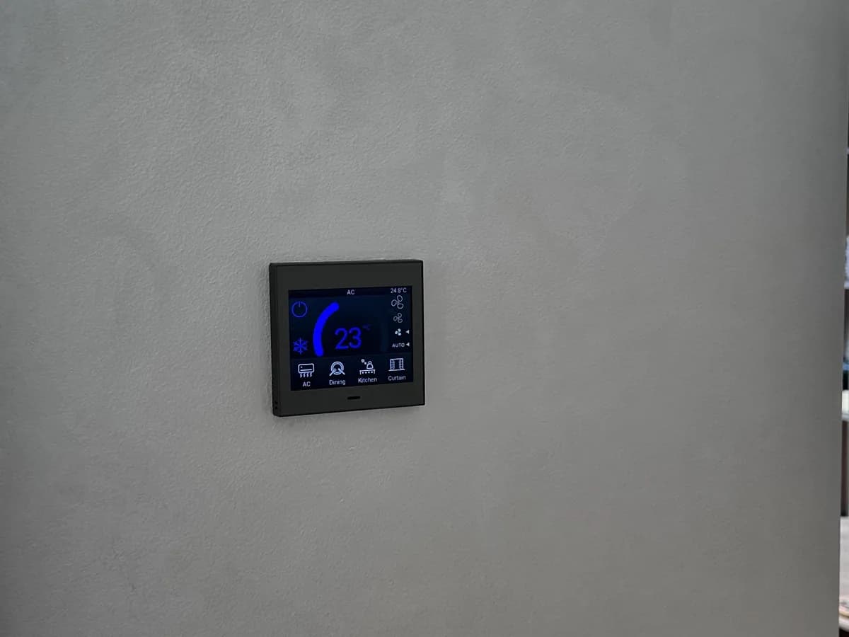 KNX room controller holding 23 °C on a plaster wall in the Jumeirah villa